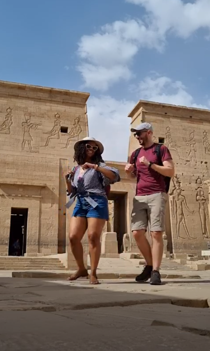 Ana e eu em um dos muitos ensaios para o montar o vídeo do É o Tchan no Egito - Templo Philae.